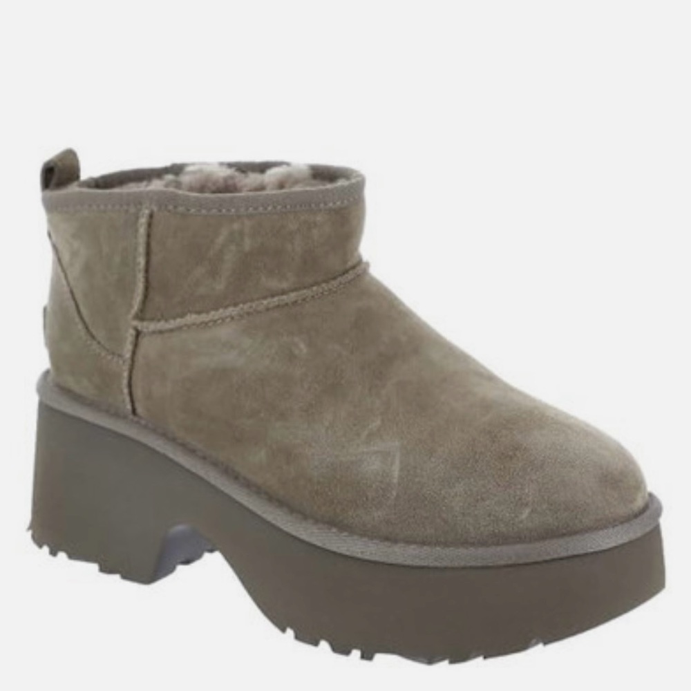 NWT NEW! UGG
Classic Ultra Mini New Heights Boots